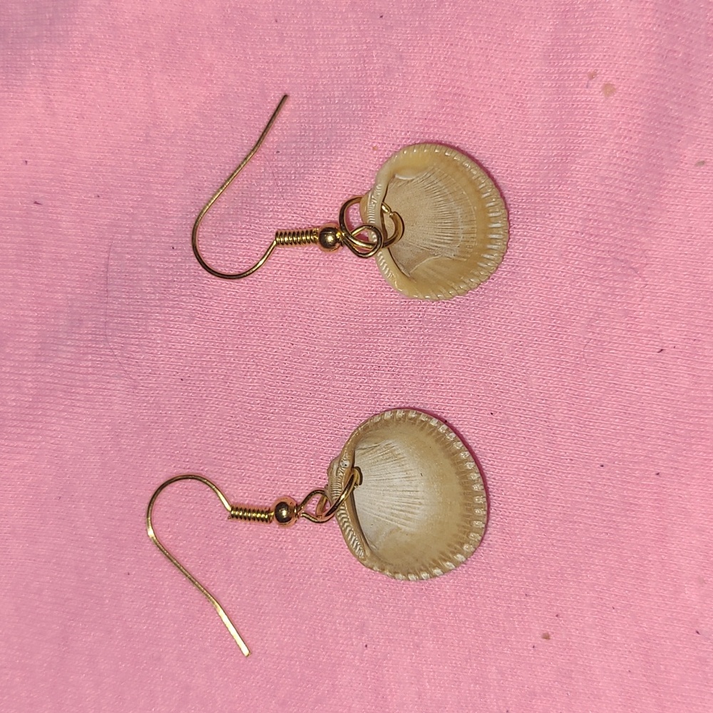 Shell earrings - Picture 2 of 3
